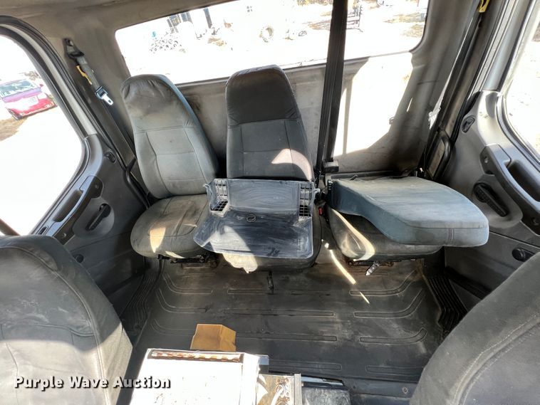 image for item ID9633 2006 Freightliner Business Class M2  Crew Cab truck cab and chassis