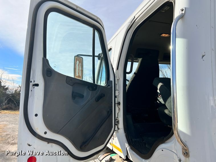 image for item ID9633 2006 Freightliner Business Class M2  Crew Cab truck cab and chassis