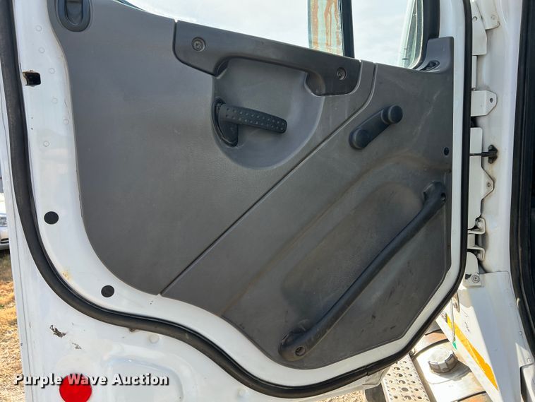 image for item ID9633 2006 Freightliner Business Class M2  Crew Cab truck cab and chassis