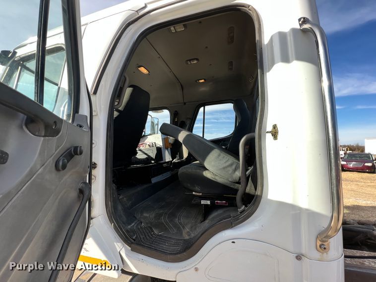 image for item ID9633 2006 Freightliner Business Class M2  Crew Cab truck cab and chassis