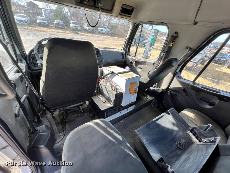 image for item ID9633 2006 Freightliner Business Class M2  Crew Cab truck cab and chassis