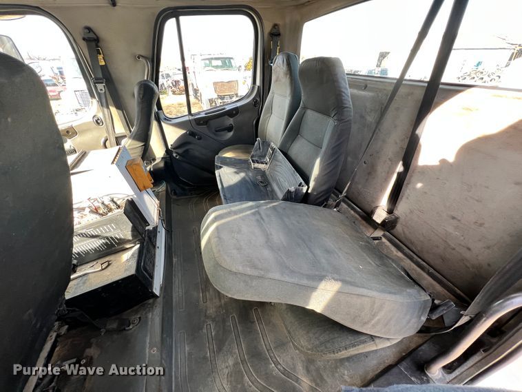 image for item ID9633 2006 Freightliner Business Class M2  Crew Cab truck cab and chassis