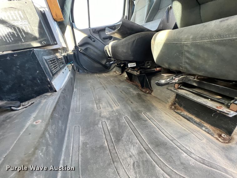 image for item ID9633 2006 Freightliner Business Class M2  Crew Cab truck cab and chassis