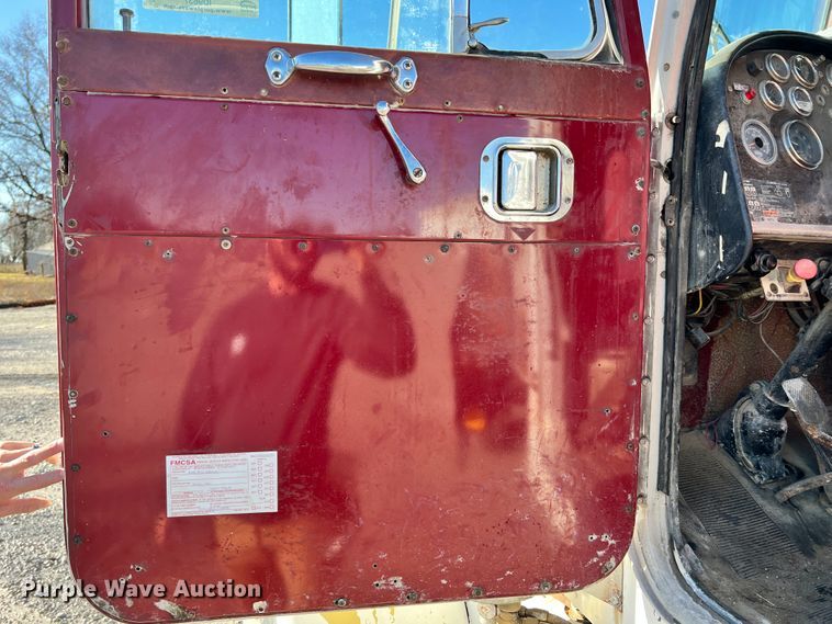 image for item ID9637 1982 Peterbilt 359  flatbed truck