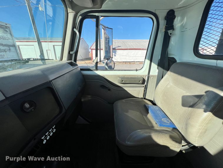 image for item ID9656 1998 International 4700  flatbed truck