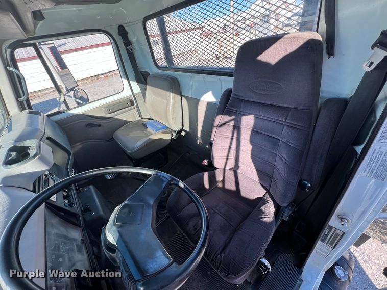 image for item ID9656 1998 International 4700  flatbed truck