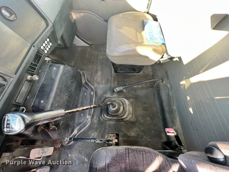 image for item ID9656 1998 International 4700  flatbed truck