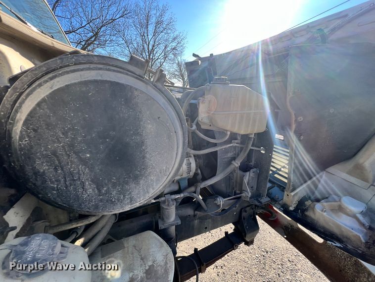 image for item ID9656 1998 International 4700  flatbed truck