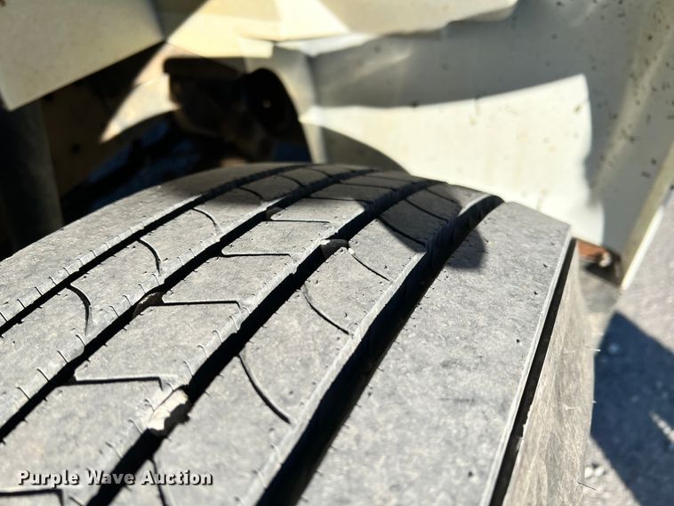 image for item ID9656 1998 International 4700  flatbed truck