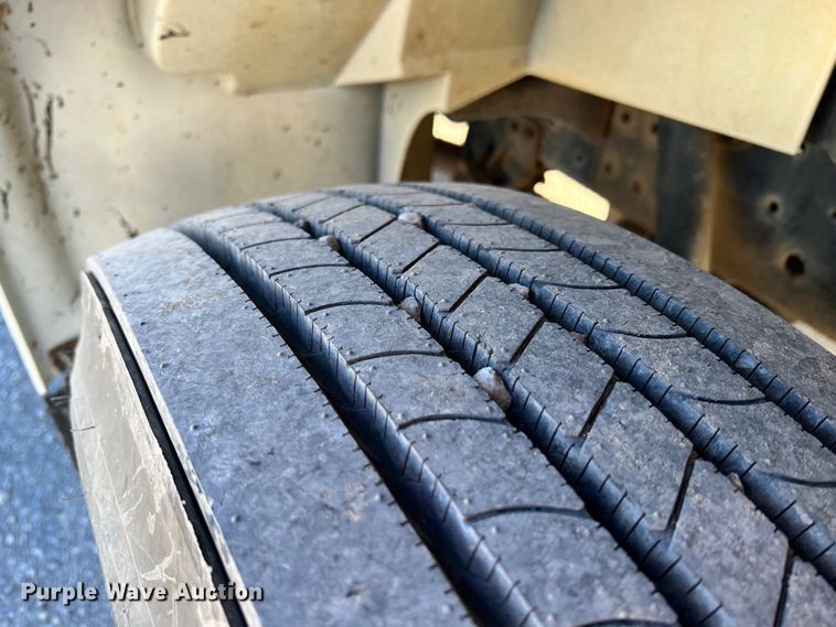 image for item ID9656 1998 International 4700  flatbed truck