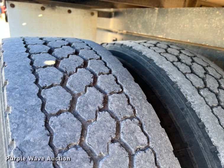 image for item ID9656 1998 International 4700  flatbed truck