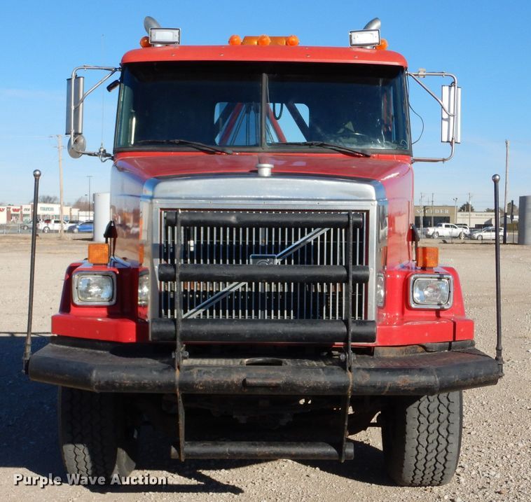 image for item IE9564 1999 Volvo ACL  winch truck