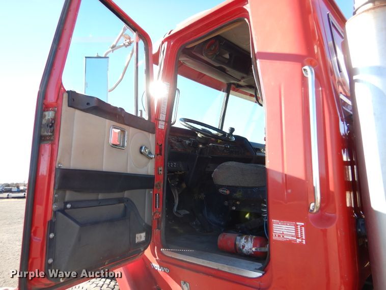 image for item IE9564 1999 Volvo ACL  winch truck