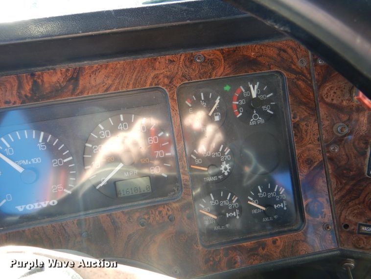 image for item IE9564 1999 Volvo ACL  winch truck