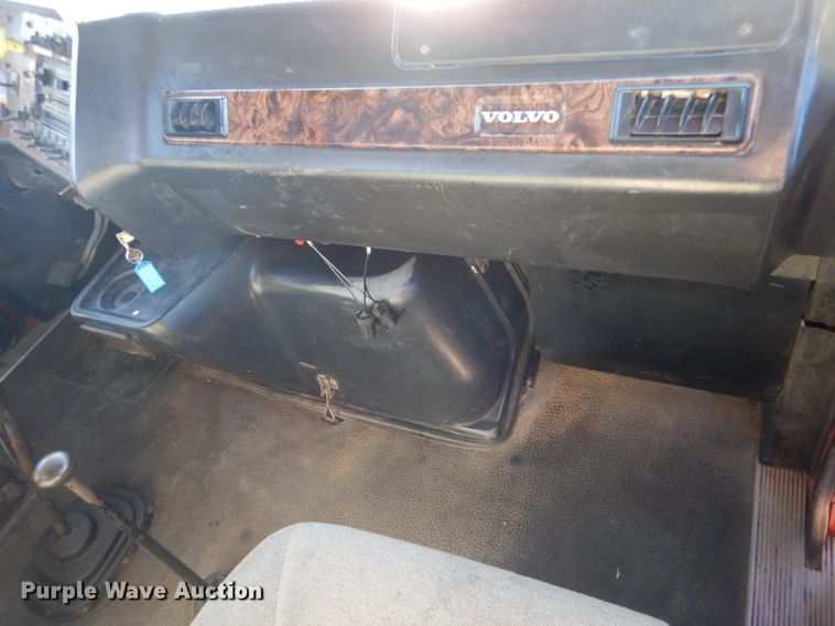 image for item IE9564 1999 Volvo ACL  winch truck