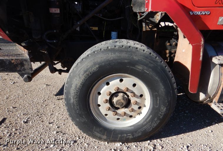 image for item IE9564 1999 Volvo ACL  winch truck