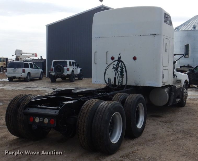 image for item IM9753 2005 Kenworth T600  semi truck
