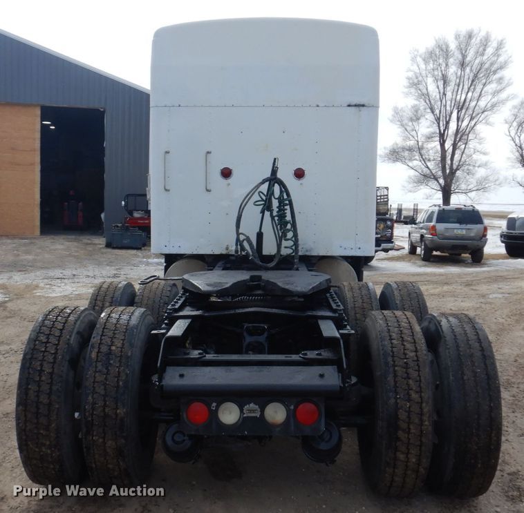 image for item IM9753 2005 Kenworth T600  semi truck