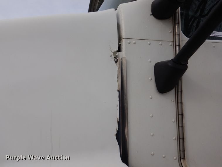 image for item IM9753 2005 Kenworth T600  semi truck