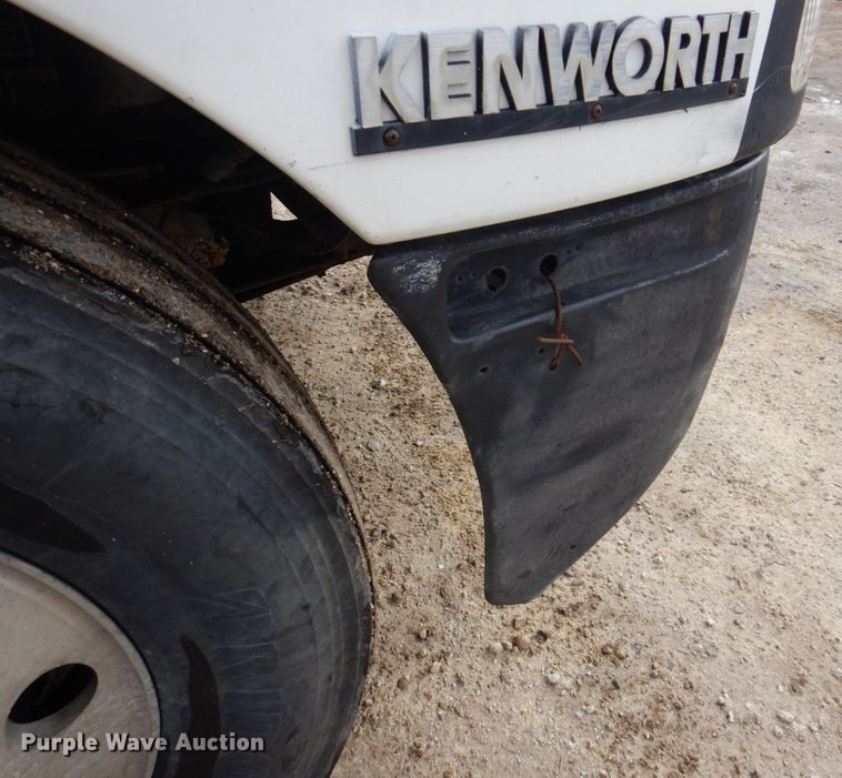 image for item IM9753 2005 Kenworth T600  semi truck