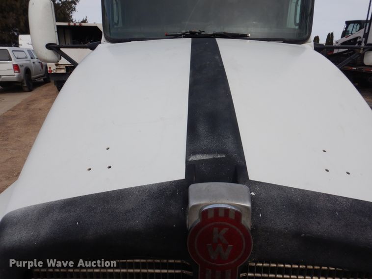 image for item IM9753 2005 Kenworth T600  semi truck
