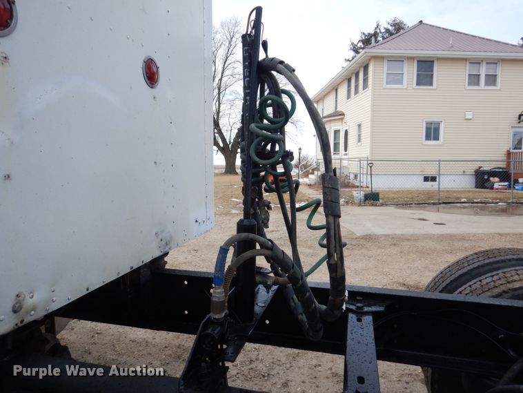 image for item IM9753 2005 Kenworth T600  semi truck