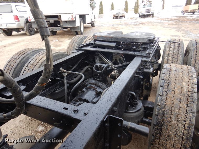 image for item IM9753 2005 Kenworth T600  semi truck