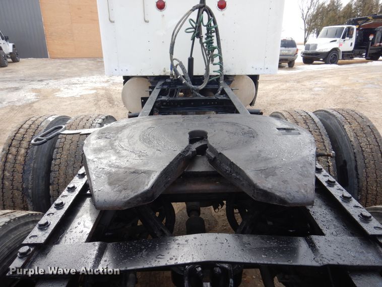 image for item IM9753 2005 Kenworth T600  semi truck