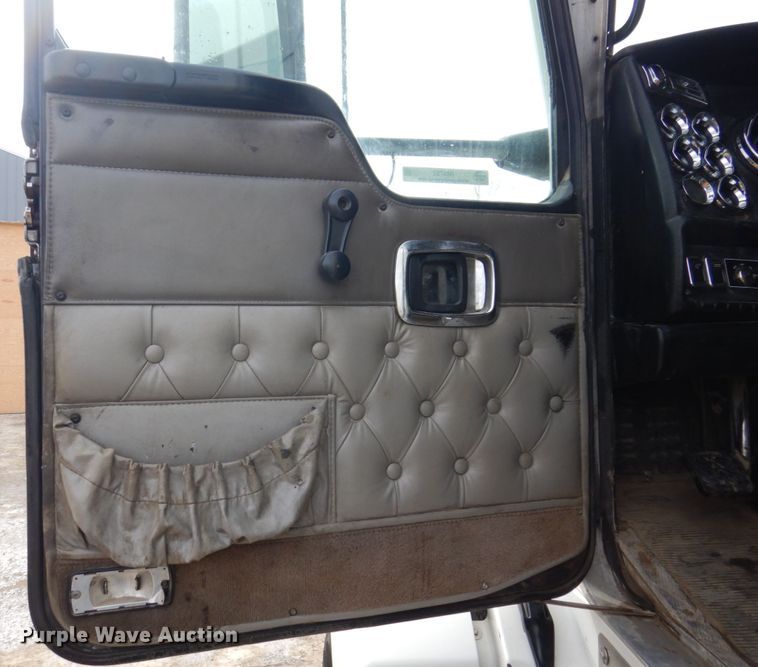 image for item IM9753 2005 Kenworth T600  semi truck