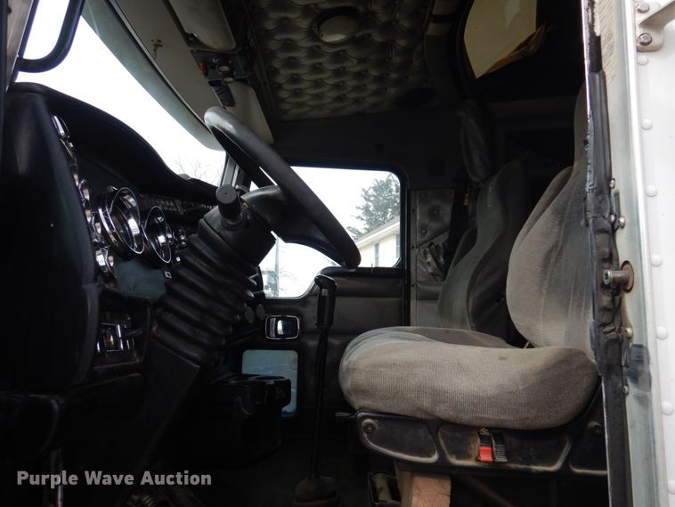 image for item IM9753 2005 Kenworth T600  semi truck