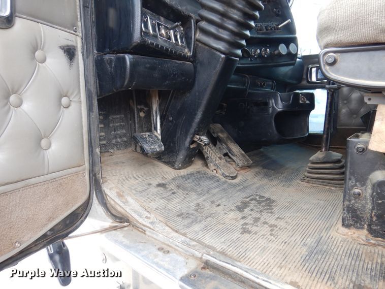 image for item IM9753 2005 Kenworth T600  semi truck