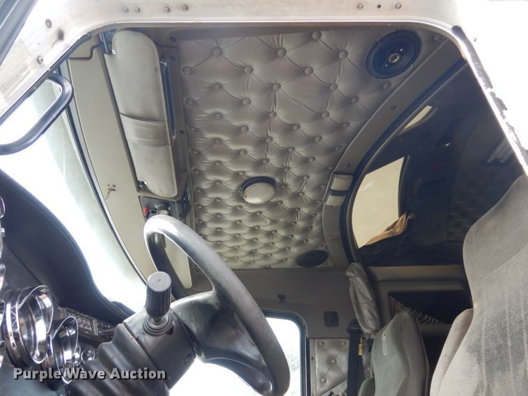 image for item IM9753 2005 Kenworth T600  semi truck