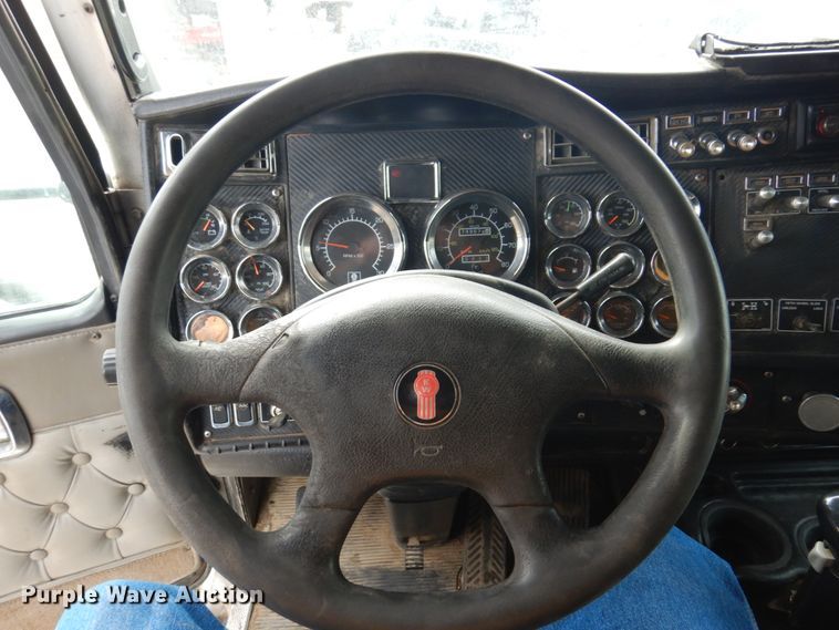 image for item IM9753 2005 Kenworth T600  semi truck