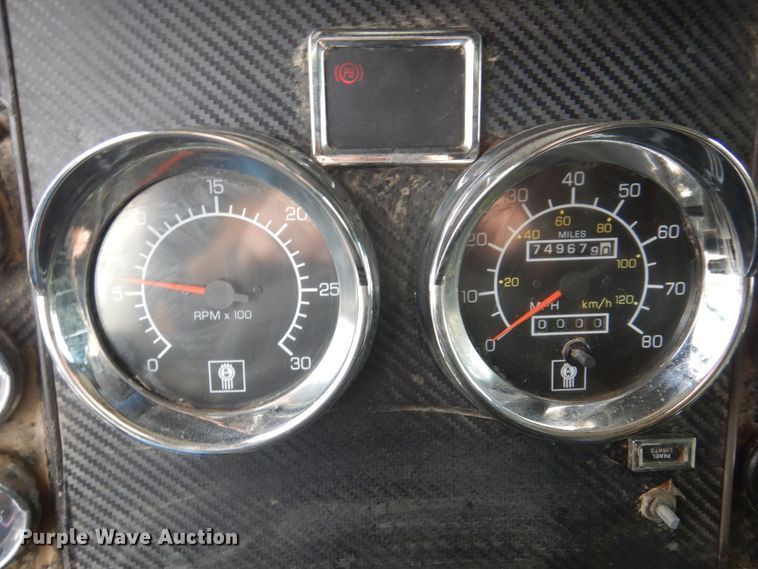 image for item IM9753 2005 Kenworth T600  semi truck