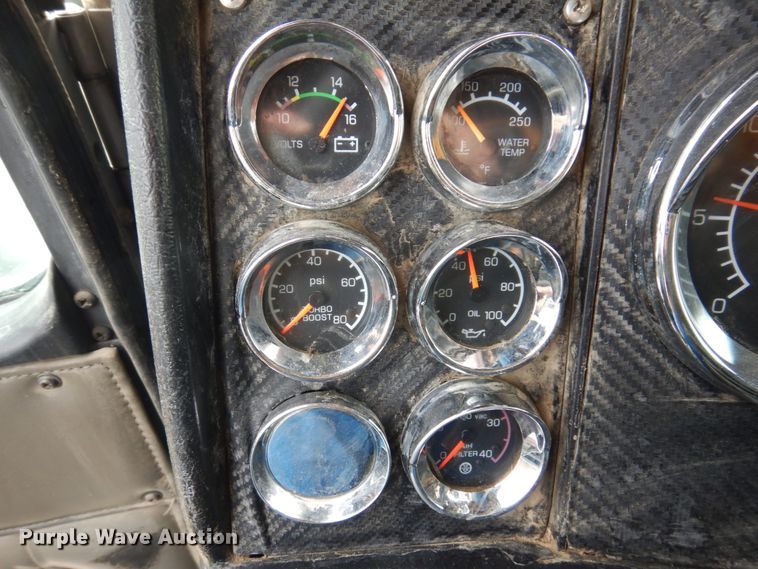 image for item IM9753 2005 Kenworth T600  semi truck