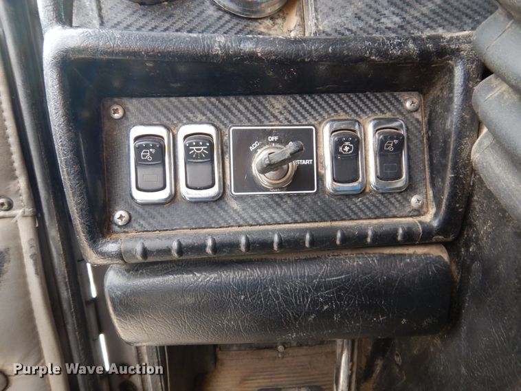 image for item IM9753 2005 Kenworth T600  semi truck