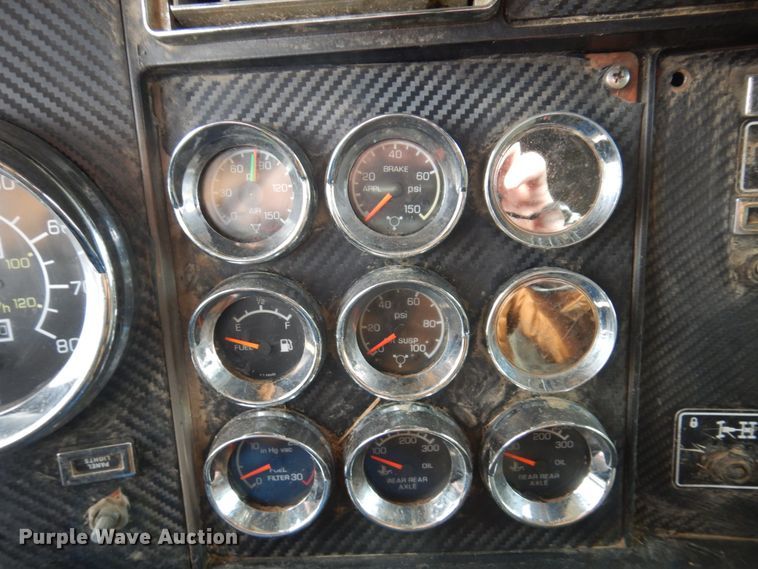 image for item IM9753 2005 Kenworth T600  semi truck