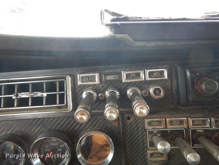 image for item IM9753 2005 Kenworth T600  semi truck