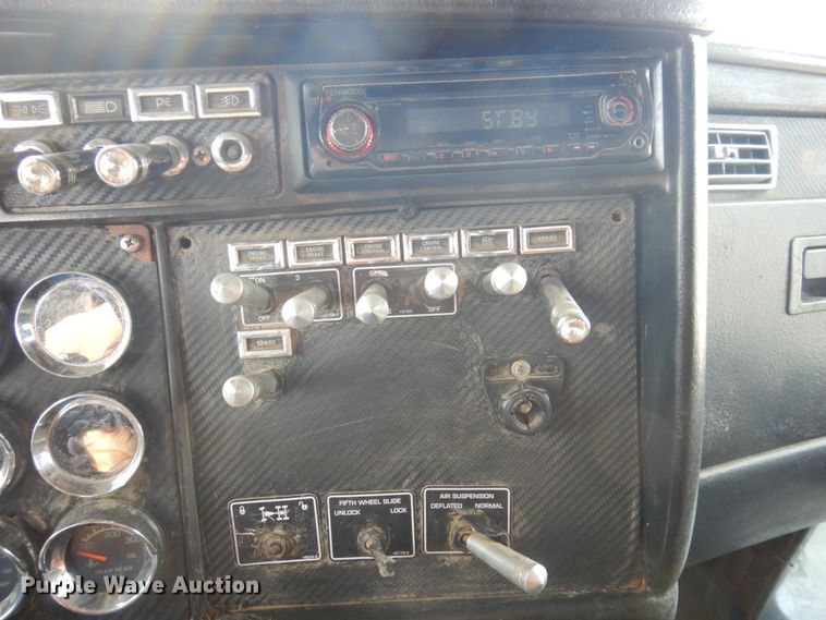 image for item IM9753 2005 Kenworth T600  semi truck