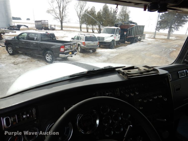 image for item IM9753 2005 Kenworth T600  semi truck