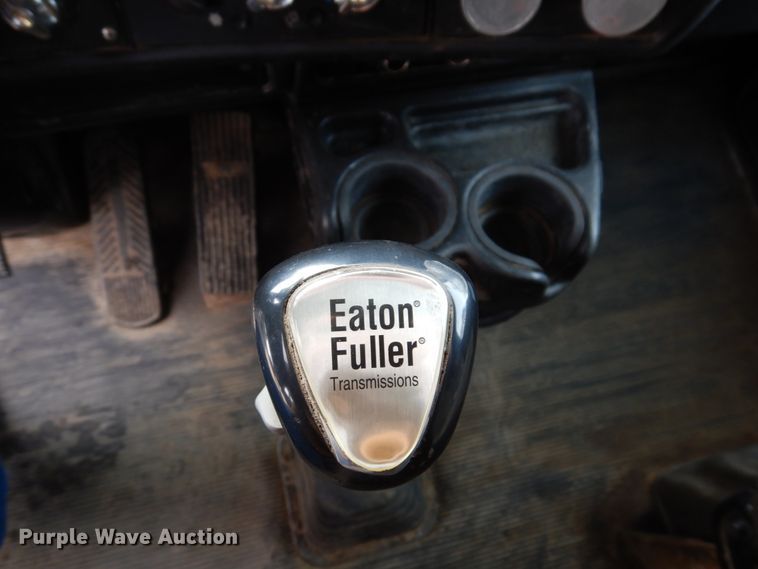 image for item IM9753 2005 Kenworth T600  semi truck