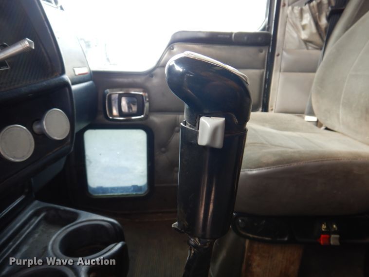 image for item IM9753 2005 Kenworth T600  semi truck