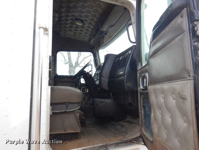 image for item IM9753 2005 Kenworth T600  semi truck