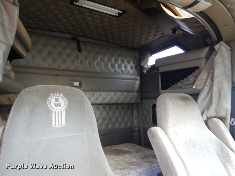 image for item IM9753 2005 Kenworth T600  semi truck