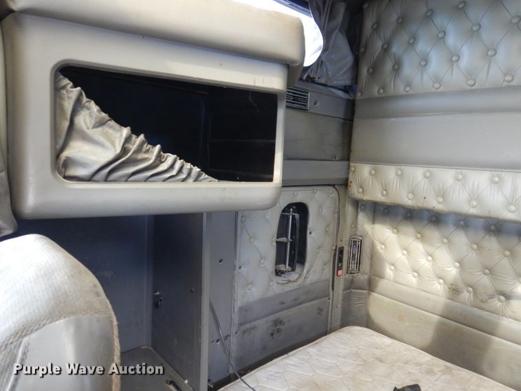 image for item IM9753 2005 Kenworth T600  semi truck