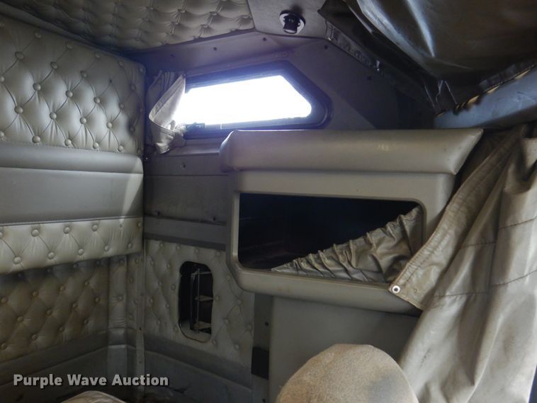 image for item IM9753 2005 Kenworth T600  semi truck