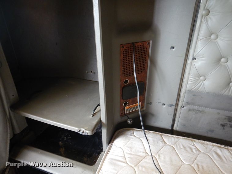 image for item IM9753 2005 Kenworth T600  semi truck