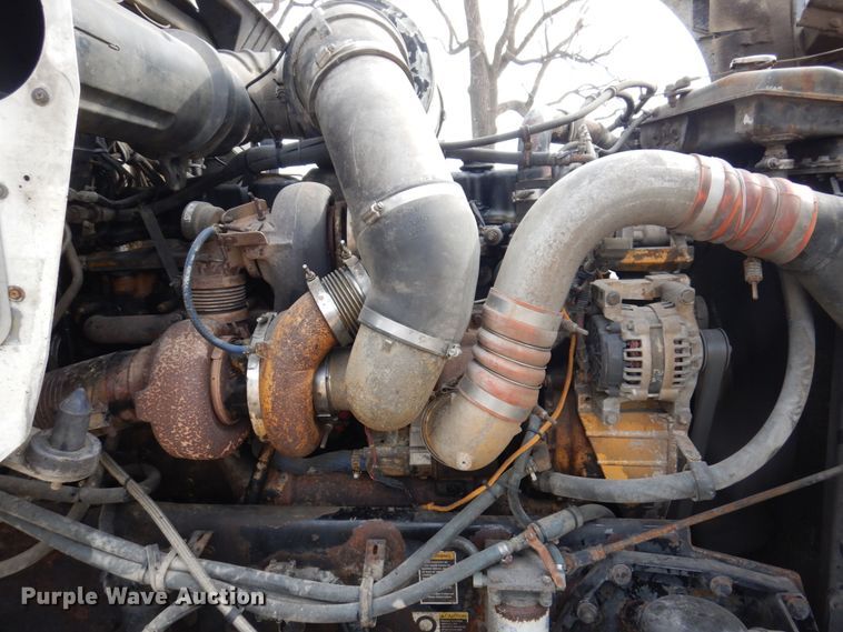 image for item IM9753 2005 Kenworth T600  semi truck