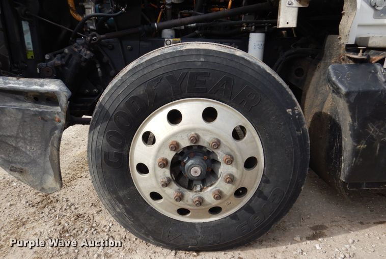 image for item IM9753 2005 Kenworth T600  semi truck