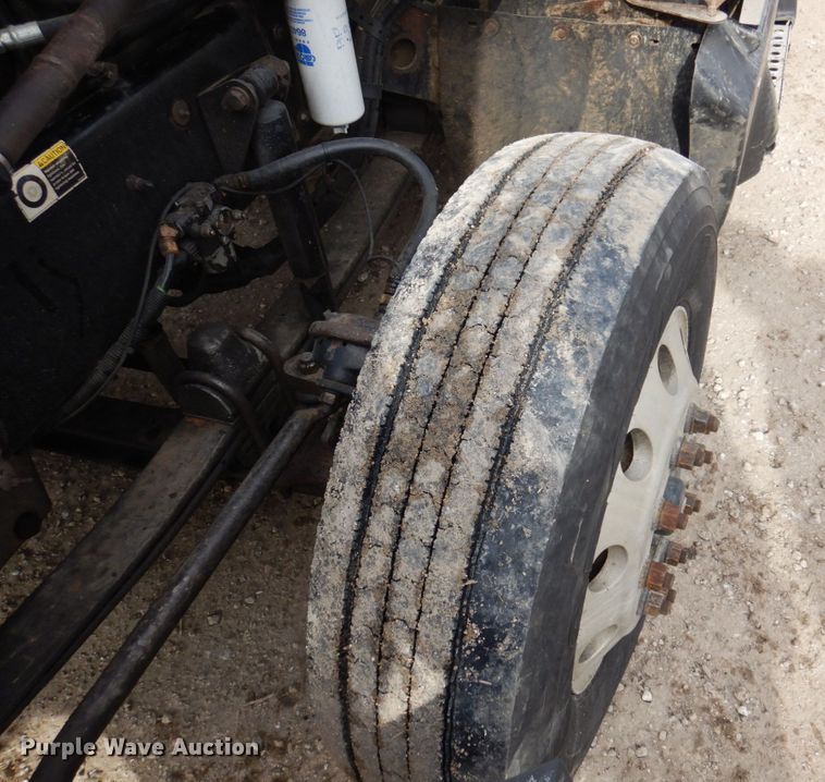 image for item IM9753 2005 Kenworth T600  semi truck